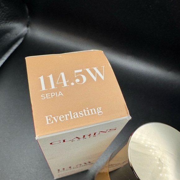 Clarins Everlasting Foundation 114.5W Full Size New in box Retail $48 - Picture 2 of 9